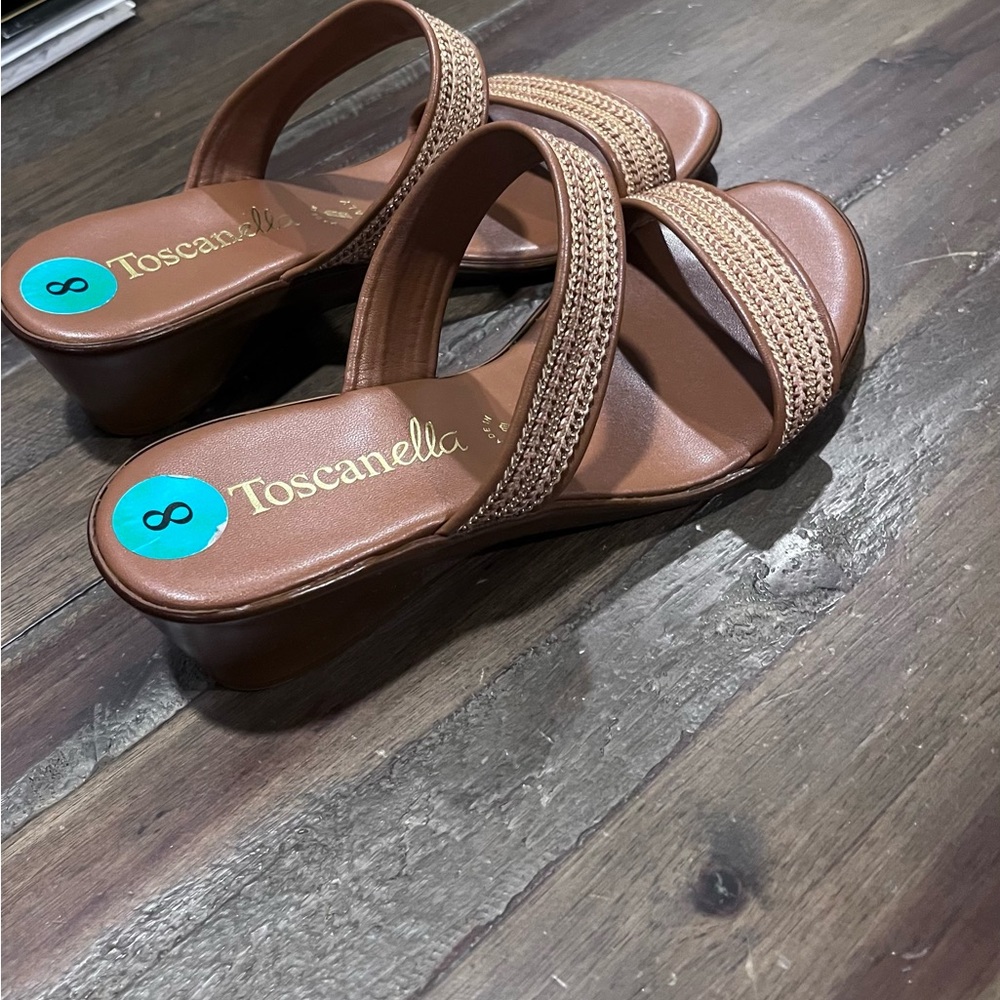 Worn twice super cute summer sandal!